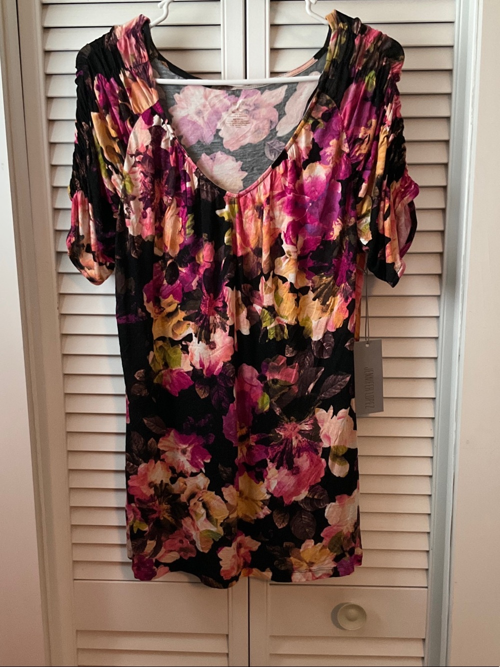 NWT Jennifer Lopez Black Pink Floral V-Neck Short Sleeve Blouse